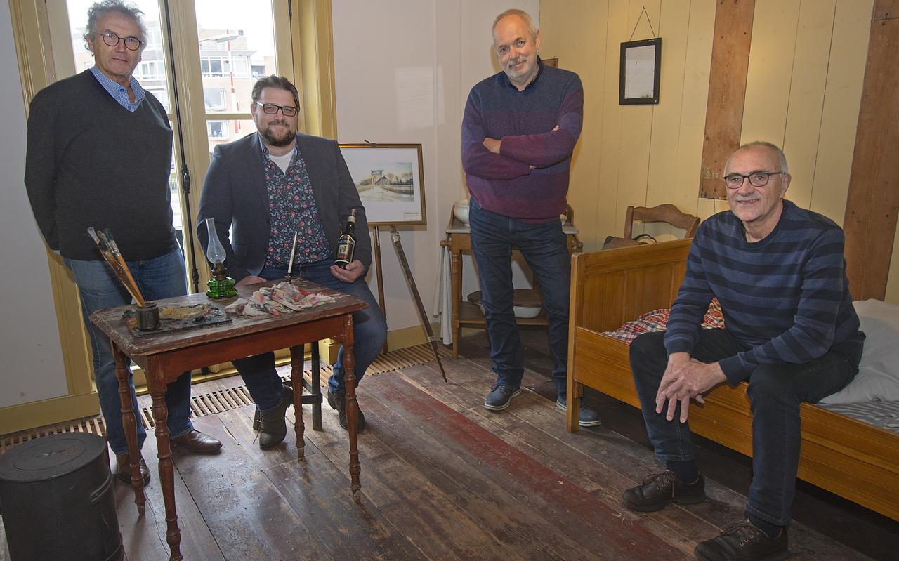 Jaap Lindhout, Rob Camies, Nico Westerhof en Gerrit Lamberts (vlnr) in de kamer in logement Scholte, waar Vincent van Gogh bijna 140 jaar geleden verbleef. Jaap Lindhout, Rob Camies, Nico Westerhof en Gerrit Lamberts (vlnr) in de kamer in logement Scholte, waar Vincent van Gogh bijna 140 jaar geleden verbleef.