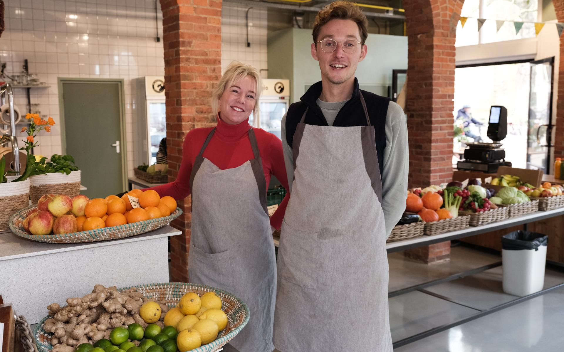 Geeske Smit en Thomas Bijl in hun nieuwe verswarenwinkel.