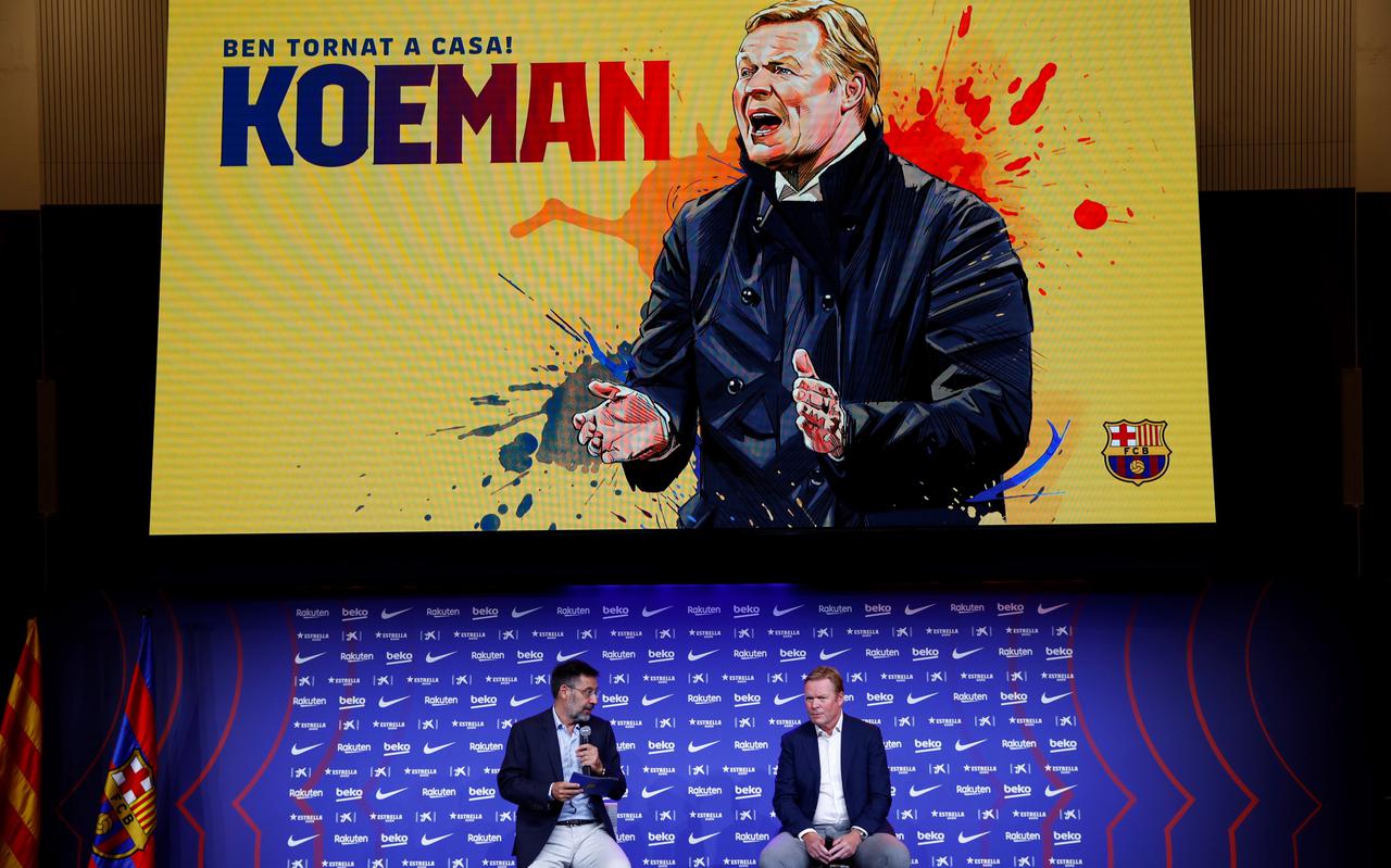 Ronald Koeman met Barcelona-president Josep Maria Bartomeu tijdens de presentatie van de trainer in Barcelona.
