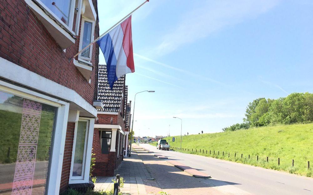 Vlaggen halfstok in Zoutkamp: nieuwe dijk doodsteek voor vissers - Dagblad van het Noorden