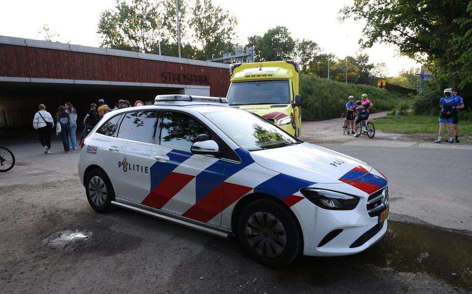 Scooterrijder raakt gewond bij botsing met wielrenner in Stadspark in Groningen.