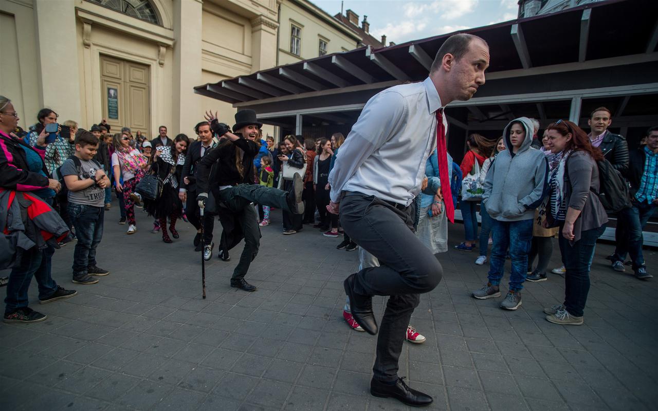 Een optocht van gekke loopjes tijdens een cultureel evenement in Boedapest.