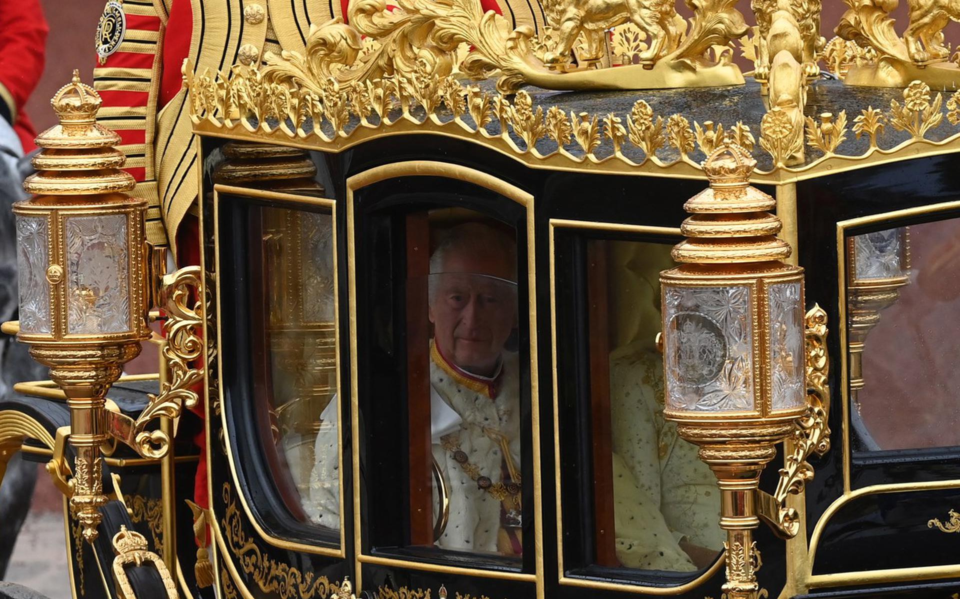 Charles III arriveert bij Westminster Abbey voor de kroning.