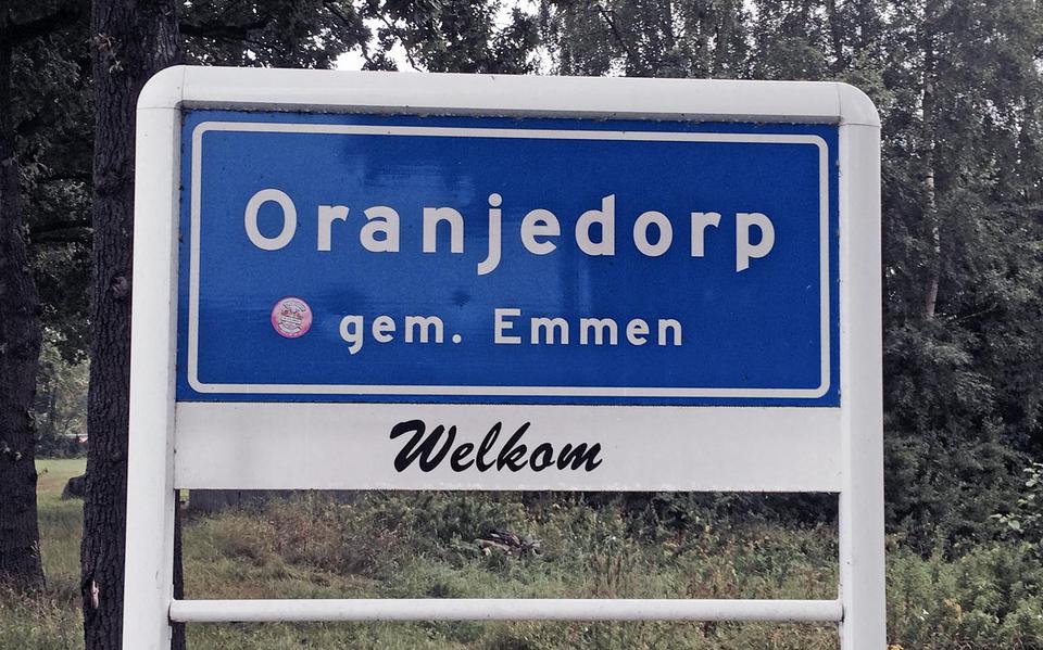 In Oranjedorp is fel verzet tegen de bouw van een enorm distributiecentrum, in het dorp ook wel de Berlijnse muur genoemd.