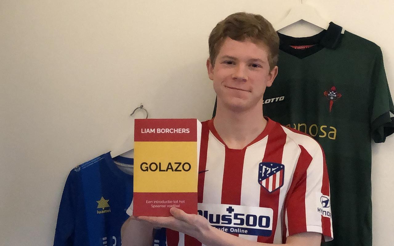 Liam Borchers (in het shirt van zijn favoriete club) toont zijn boek. Liam Borchers (in het shirt van zijn favoriete club) toont zijn boek.