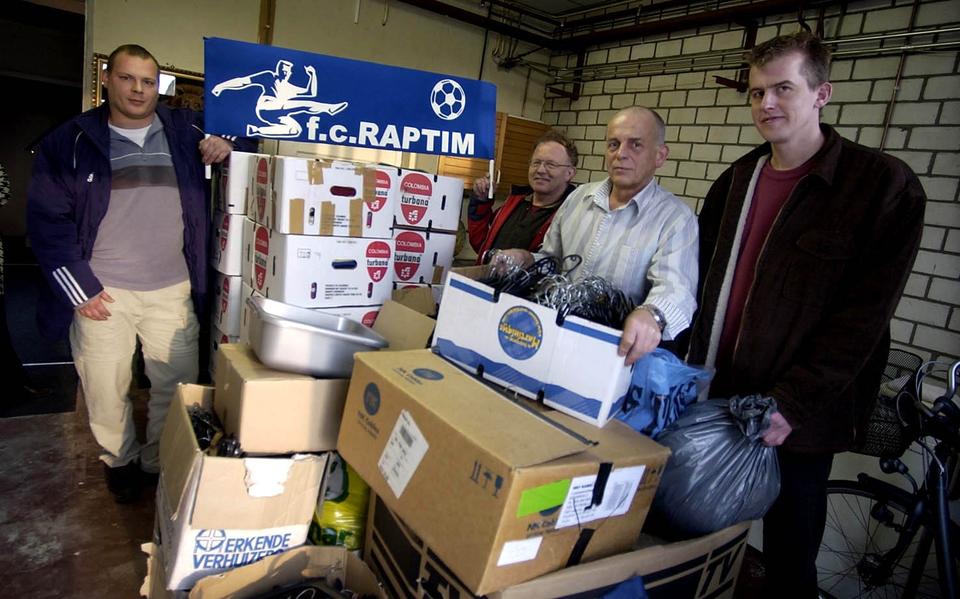 Raptim maakt zich in 2004 op voor de trip naar Gambia. Met van links naar rechts coach Daan Lelieveld, speler Bennie Ahlers, kapper Gert Schreur en speler Marcel Blaauwgeers.