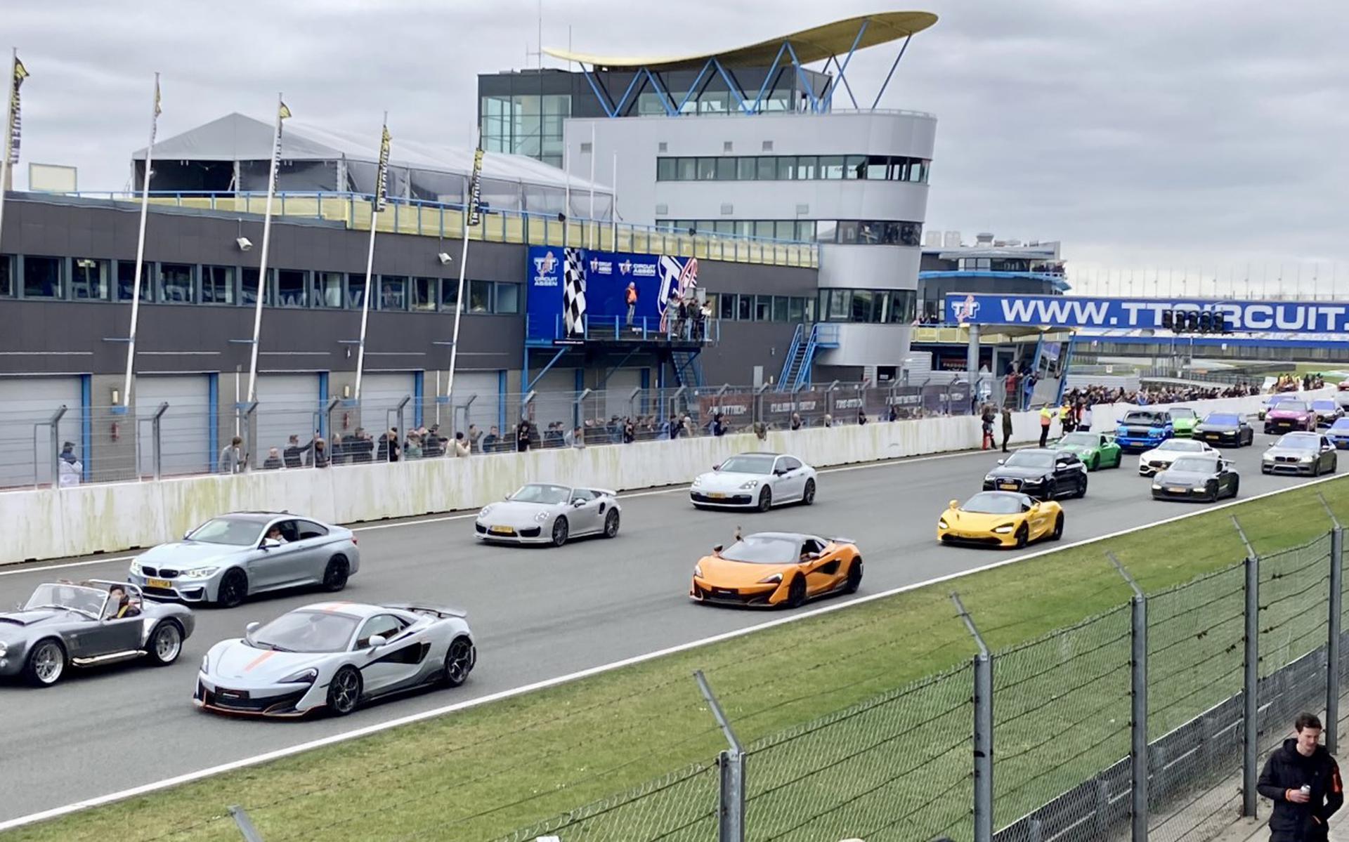 Tientallen supercars mogen een rondje over het TT Circuit in Assen