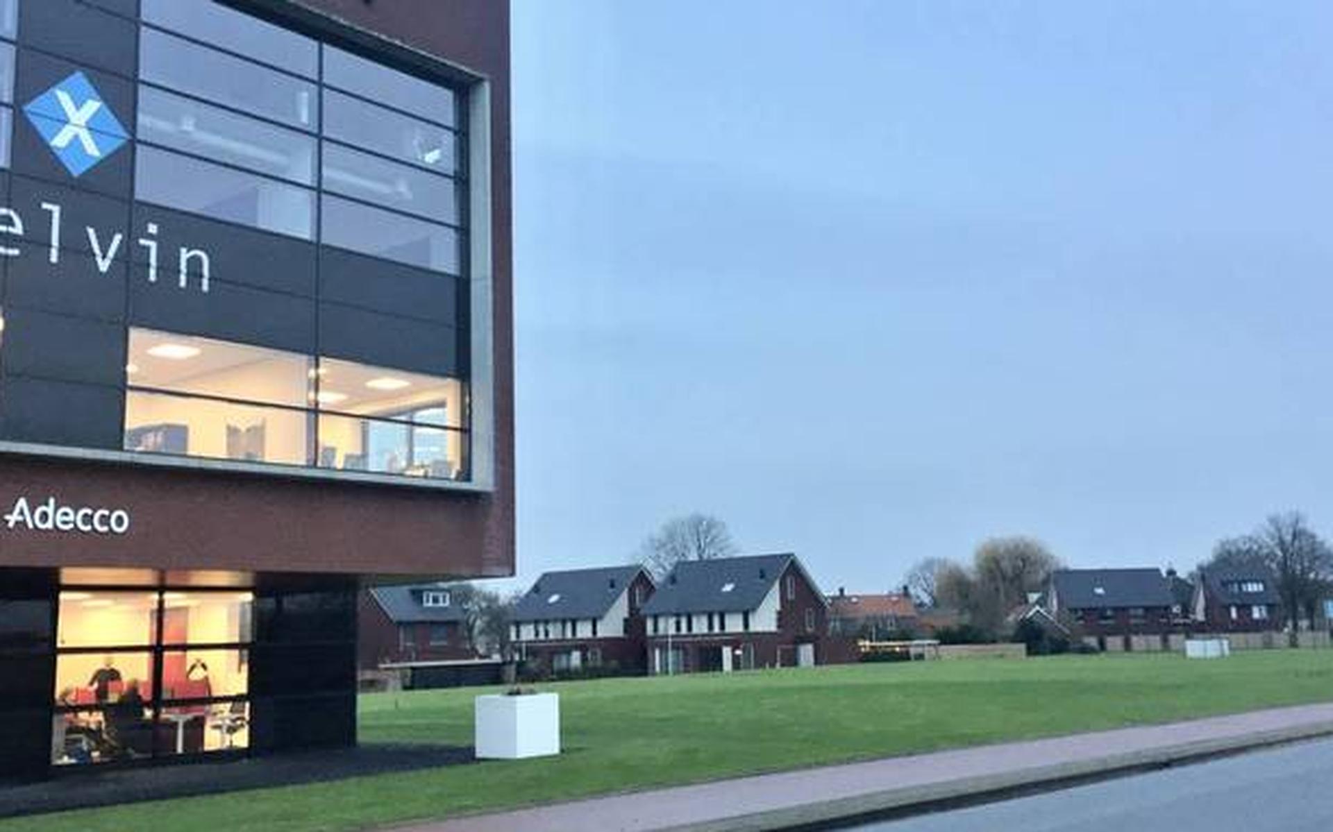 De mogelijke nieuwbouw van TVM is voorzien naast het bestaande kantoorpand van Schelhaas Makelaardij
