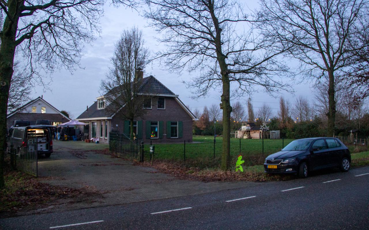 Aan de Eldijk in Holsloot heeft de politie donderdag een drugslab aangetroffen.