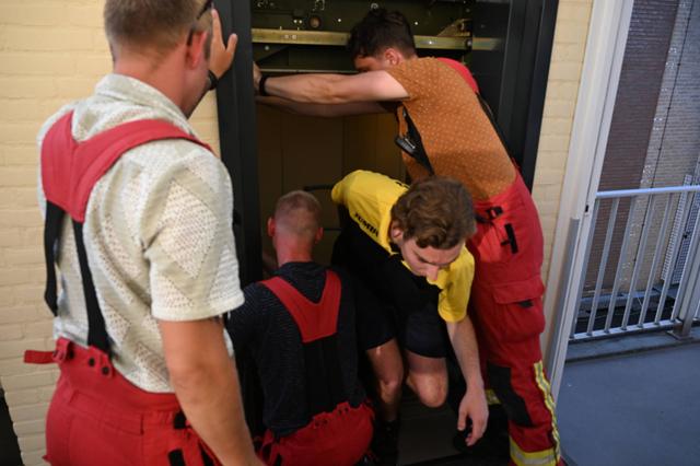 LIVE | Boodschappenbezorger Tom vast in snikhete lift in Leek. Driebondsbrug in Groningen weer kapot