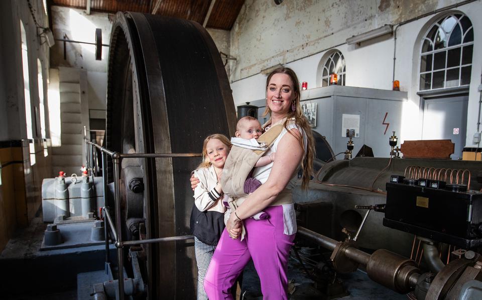 Kim Schat-Hakkenes met haar dochters Keira-Nova en Kloé in de voormalig strokartonfabriek Siepco. 