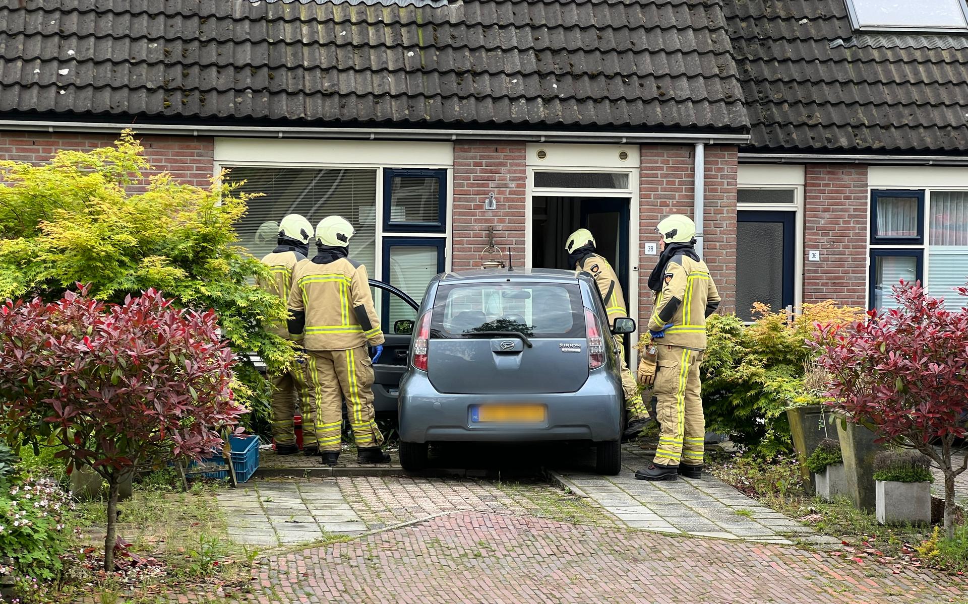 Een vrouw uit Eelde reed met haar auto tegen de gevel van haar woning.