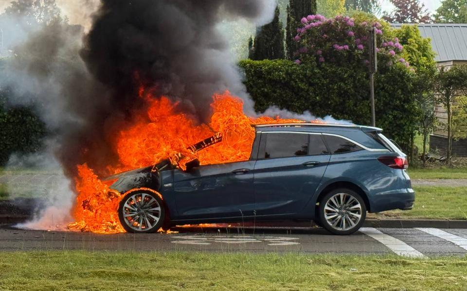 In Hoogezand brandde donderdagmiddag een auto uit.