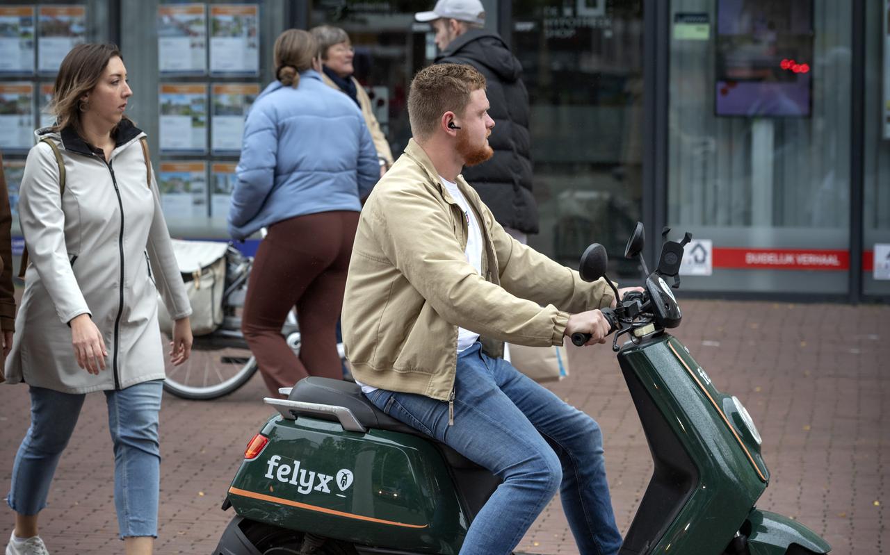 Steven Sterk arriveert op een luie dag met zijn deelscooter op de Westerhaven.
