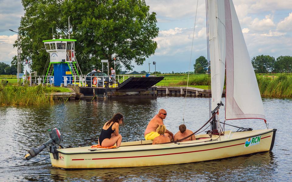 Op het water, hier bij de pont over de Langweerder Vaart, valt altijd wat te zien. 