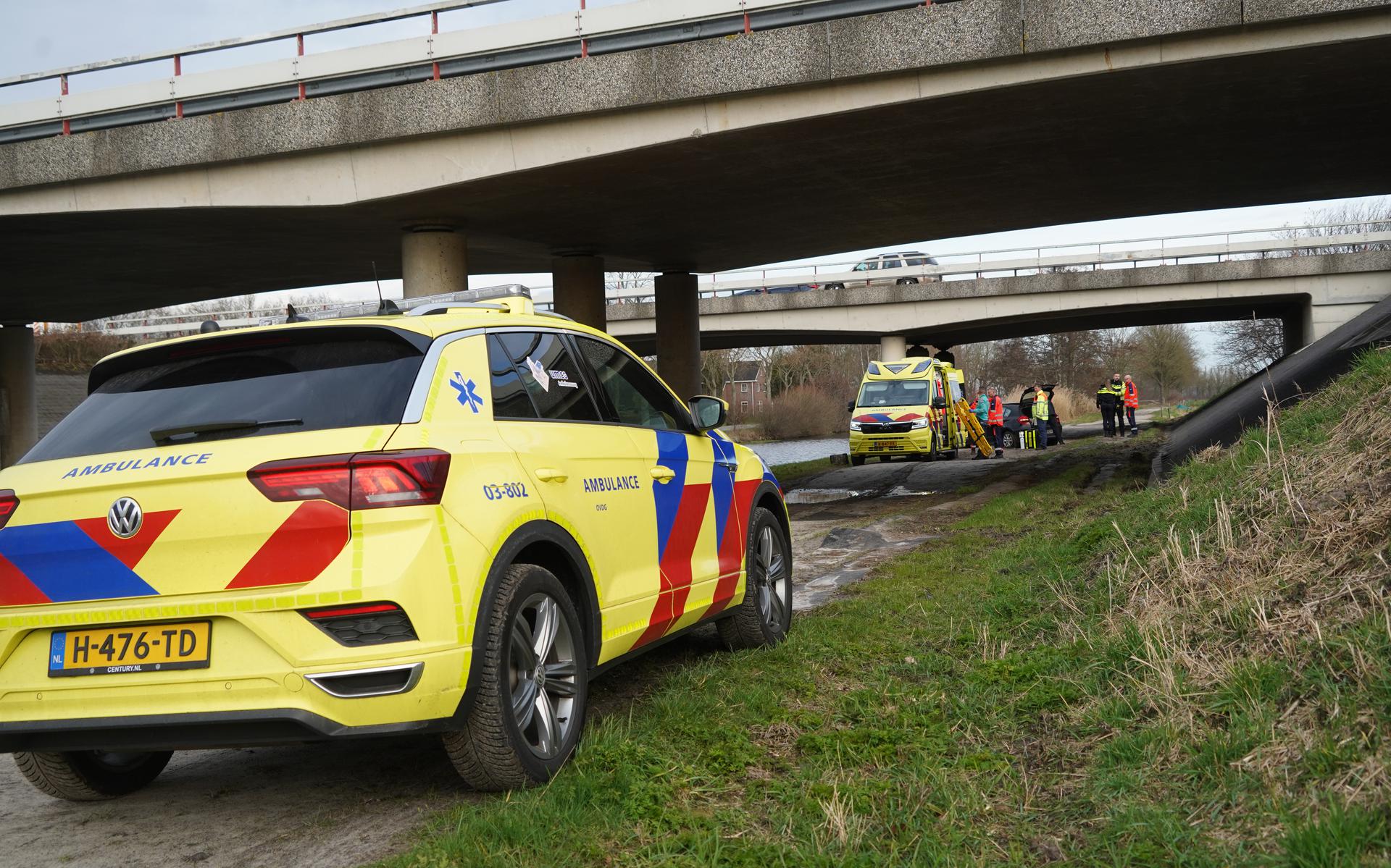                                
Automobilist rijdt van A37 bij Zwinderen en raakt zwaargewond.                                