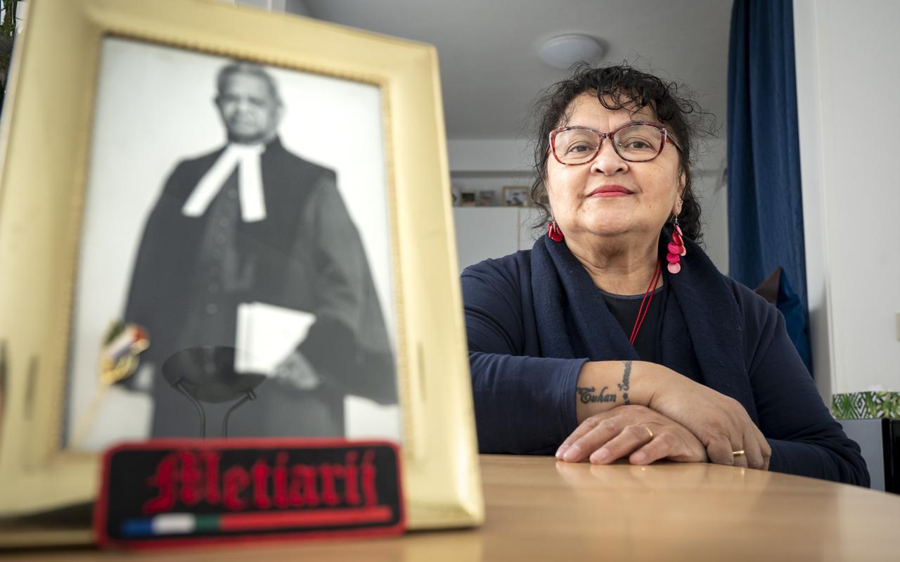 Mellie Lumalessil-Metiarij met het portret van haar vader, de Molukse dominee Metiarij. Mellie Lumalessil-Metiarij met het portret van haar vader, de Molukse dominee Metiarij.