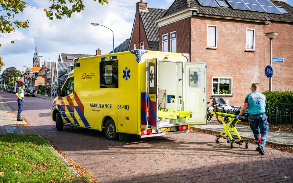Ambulancepersoneel in Sappemeer bij een fietser die gewond raakte na een botsing met een andere fietser.