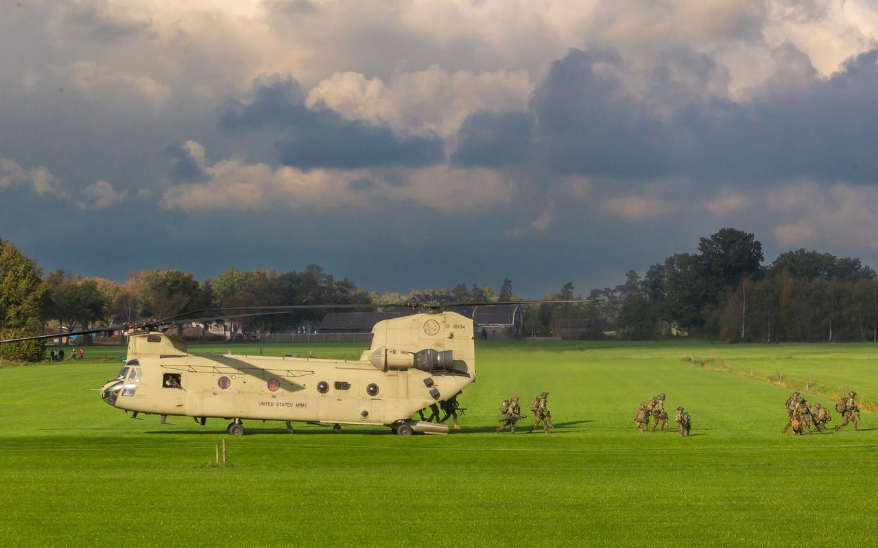 Militairen van de luchtmobiele brigade oefenen met Amerikaanse helikopters, zoals vorige week in Drenthe. Militairen van de luchtmobiele brigade oefenen met Amerikaanse helikopters, zoals vorige week in Drenthe.