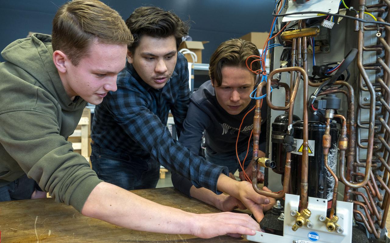 Technasium-leerlingen Rick Meijerink, Frederick Boersma en Luuk Vinke (van links naar rechts) onderzoeken de warmtewisselaar.