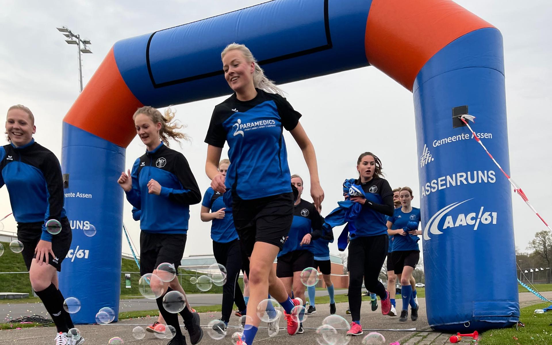 Leden van ACV Assen halen ruim  euro voor club op met sponsorloop -  Dagblad van het Noorden