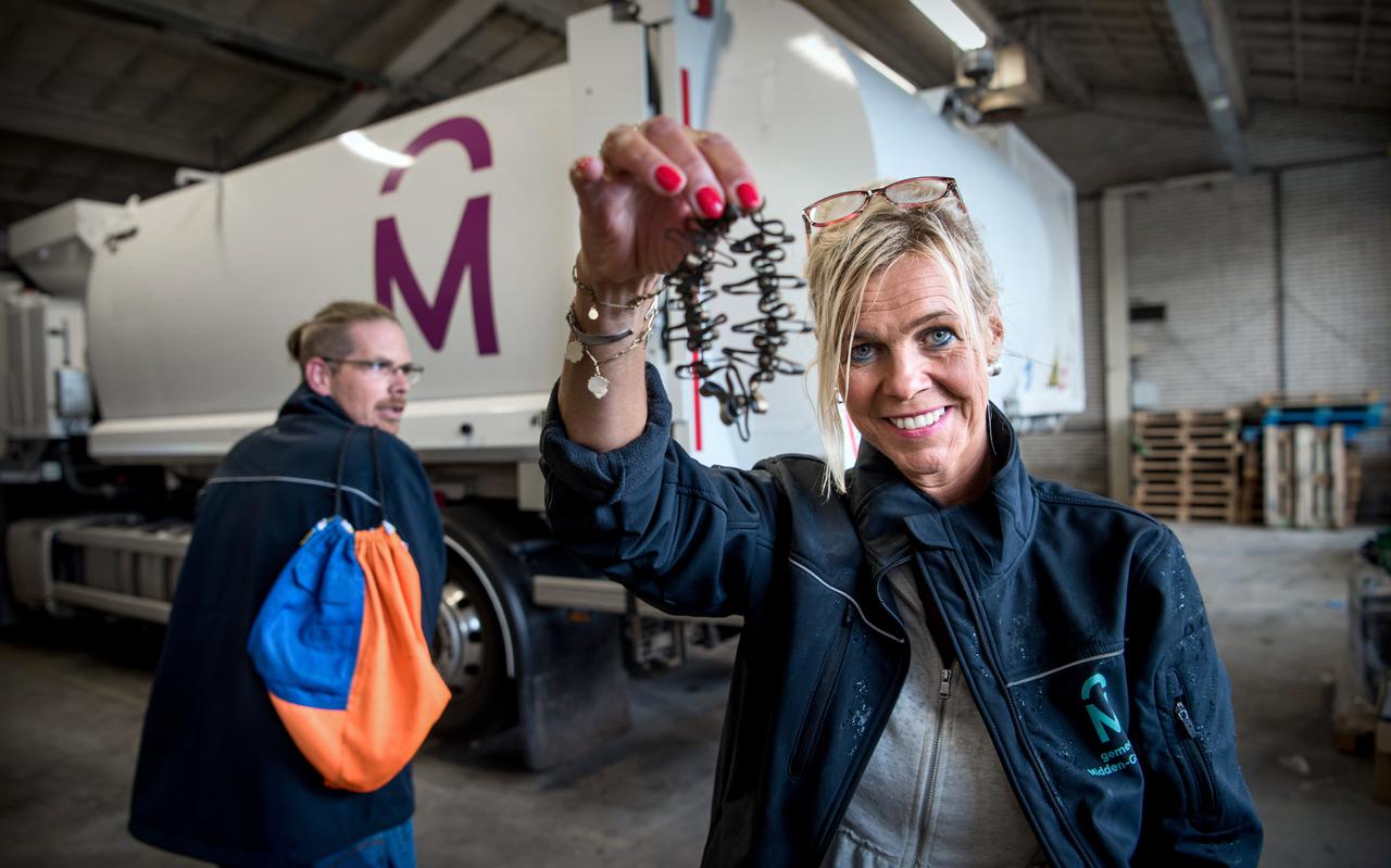 Wilma Kruit heeft een armband gemaakt van een fietsband, Robin Bodegom gebruikt zijn oude werkbroek tegenwoordig als tas. Samen werken de afvalcoaches aan 100 procent restafvalvrij leven.