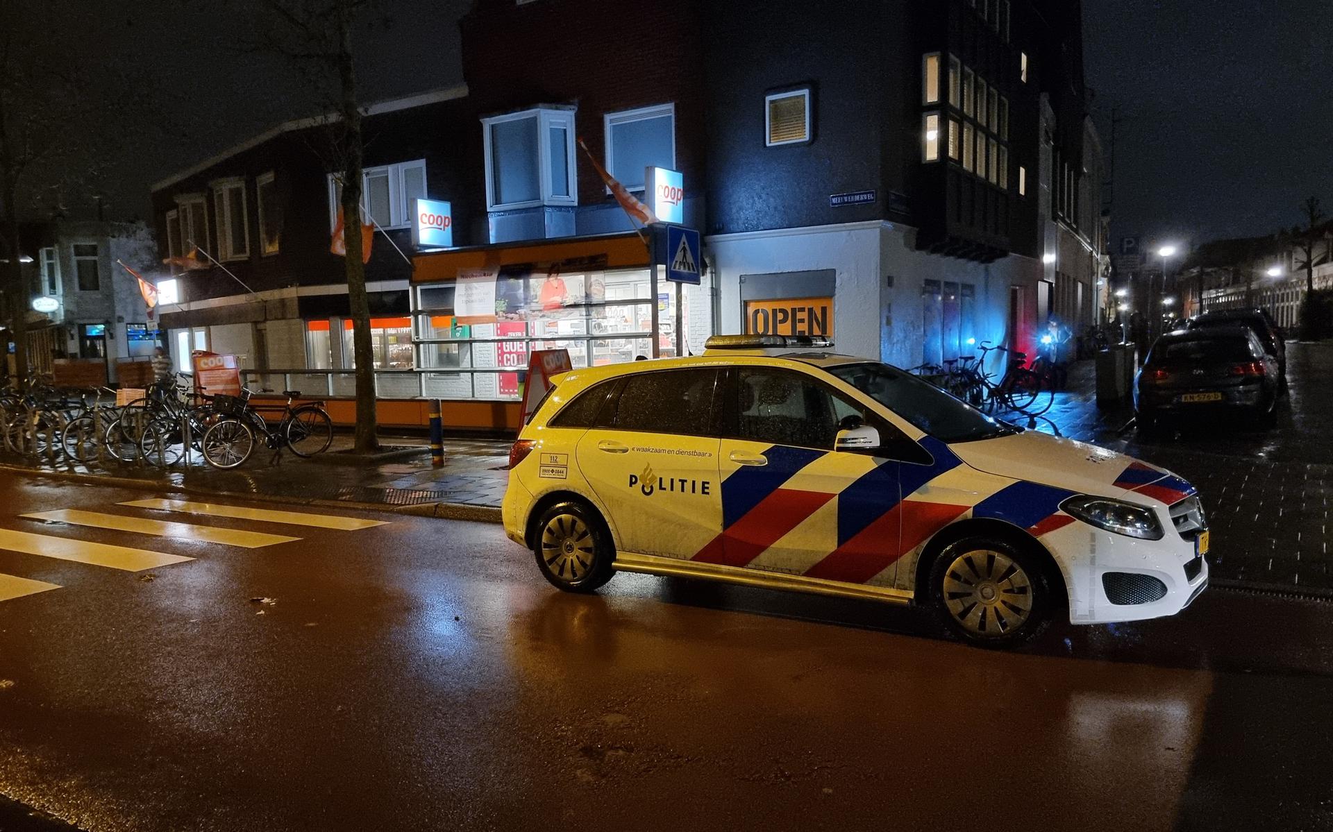 Een tiener pleegde zaterdagavond een overval op de Coop aan de Meeuwerderweg in Groningen. 