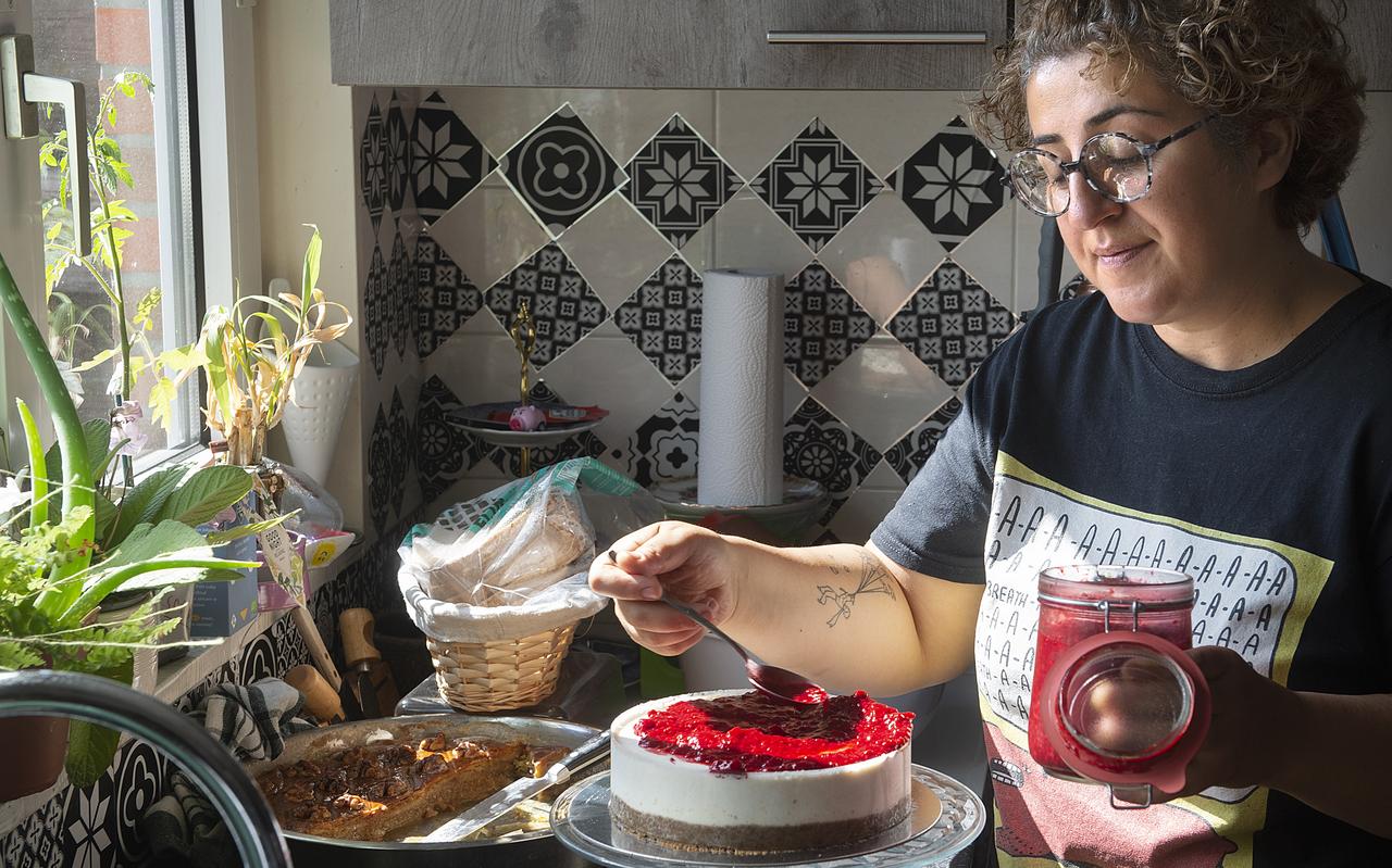 De Azerbeidzjaanse Vafa Jafarova uit Emmen is hier bezig met een vegan monchoutaart. De Azerbeidzjaanse Vafa Jafarova uit Emmen is hier bezig met een vegan monchoutaart.