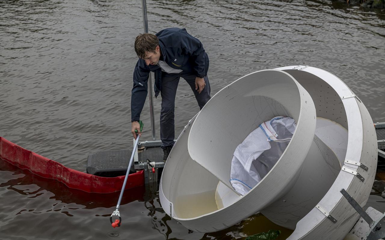 Rinze de Vries bij de kunststof schroef die plastic uit de Farmsumerhaven filtert. Binnenkort gaat het gevaarte naar Leeuwarden. Rinze de Vries bij de kunststof schroef die plastic uit de Farmsumerhaven filtert. Binnenkort gaat het gevaarte naar Leeuwarden.