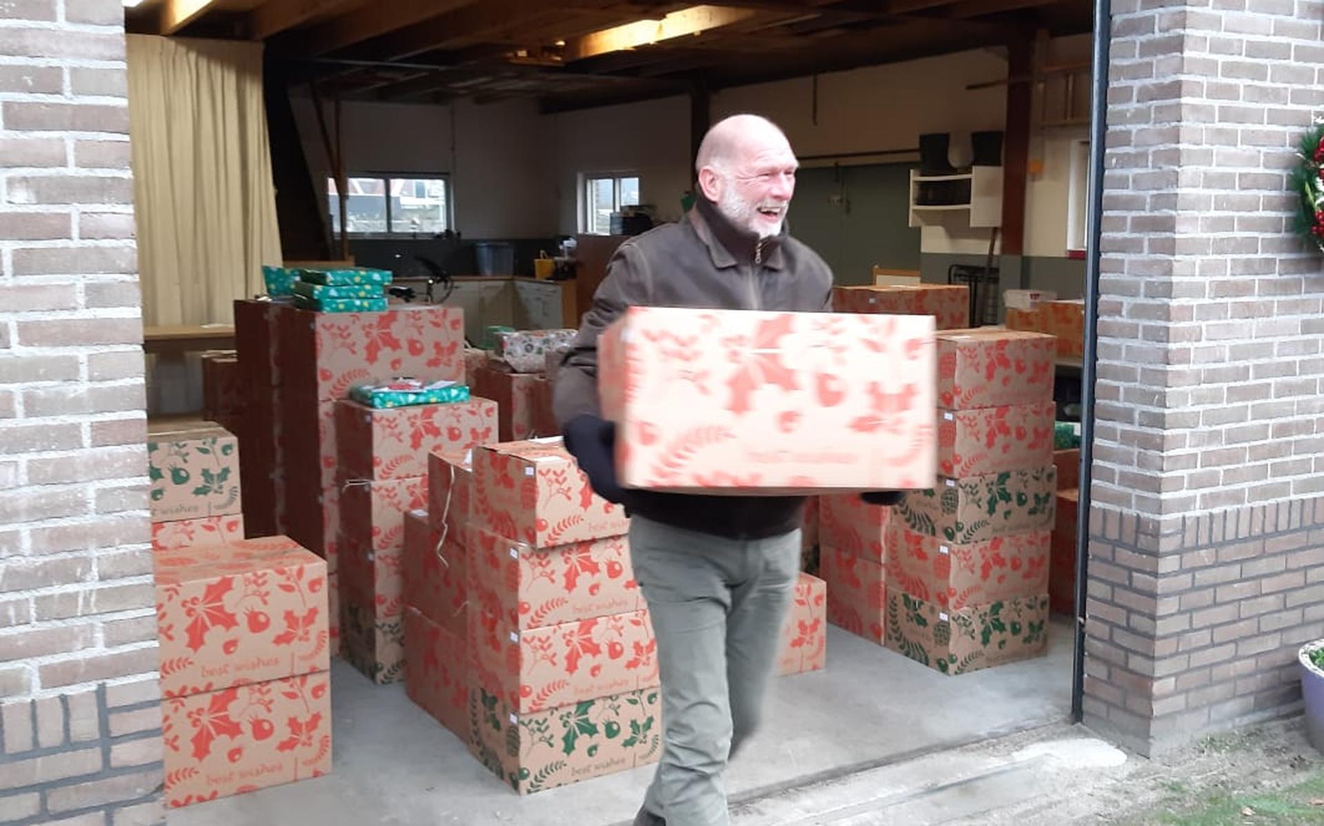 De kerstpakketten worden ingeladen door de vrijwilligers.