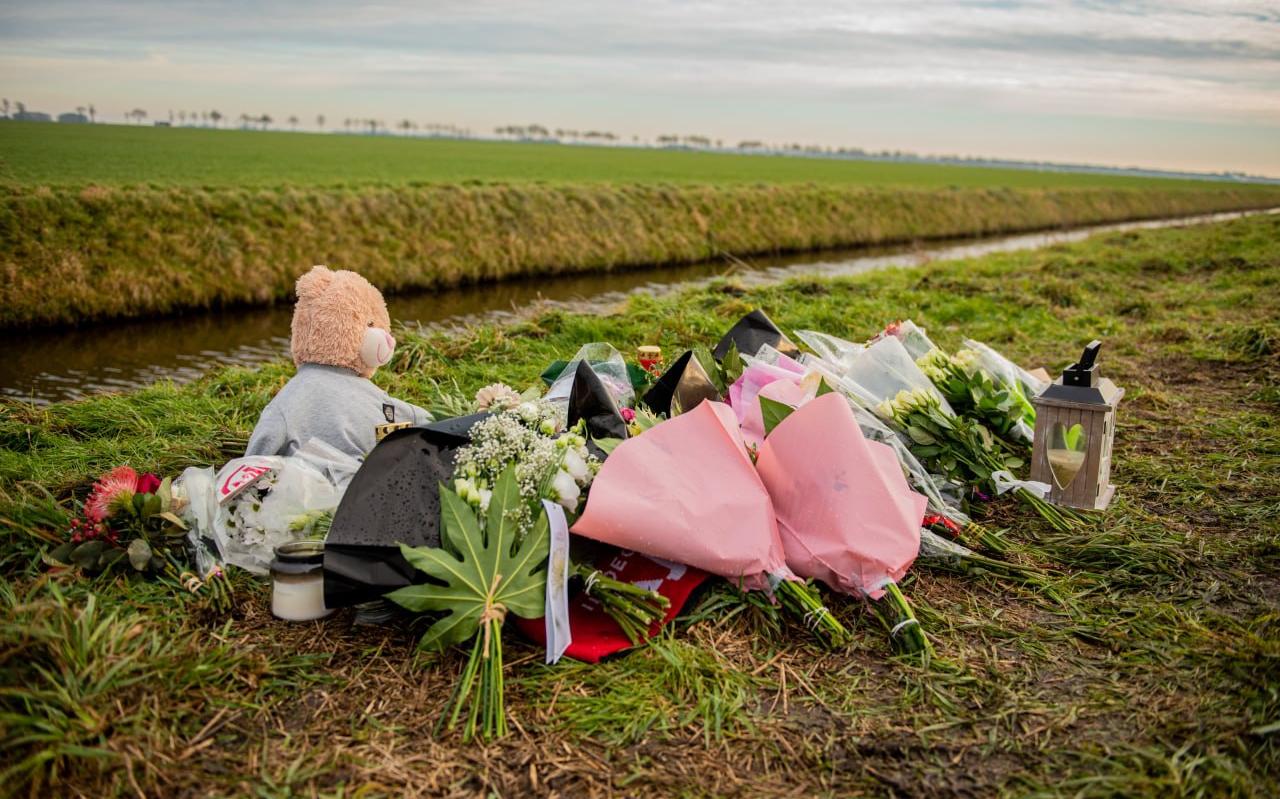 Bloemen en een grote knuffelbeer langs de Zijdwende in Midwolda. Man (24) uit Winschoten kwam zaterd