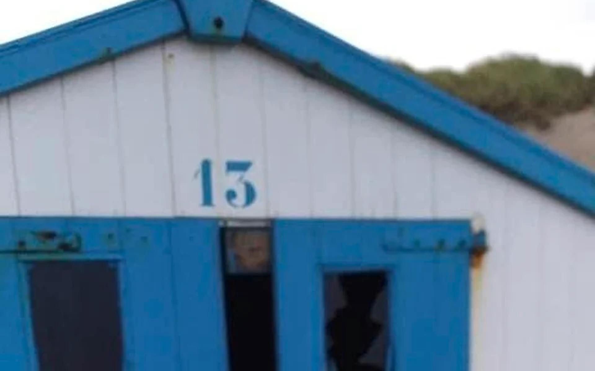 Veertien strandhuisjes vernield bij Paal 19,5 op Texel. Exploitant