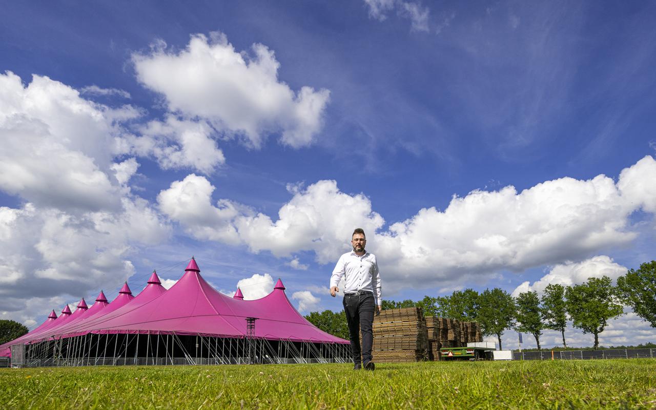 Frans Hofsteenge voor de paarse tent van het Holland International Blues Festival in Grolloo.