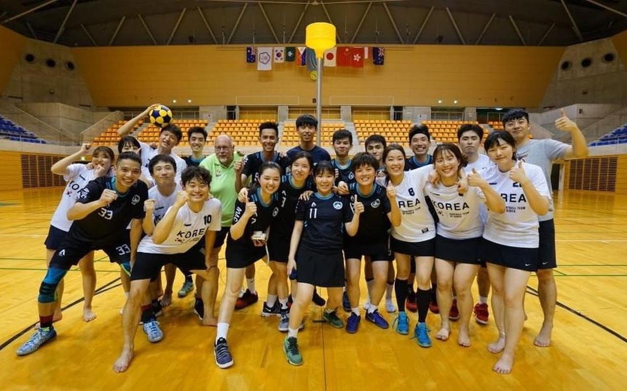Atte van Haastrecht (in het groene hemd) tussen de korfballers van Macau. Atte van Haastrecht (in het groene hemd) tussen de korfballers van Macau.