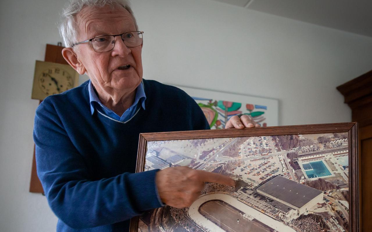 Poll wijst op een overzichtsfoto van de ijsbaan aan waar supporters door de hekken heen braken Poll wijst op een overzichtsfoto van de ijsbaan aan waar supporters door de hekken heen braken