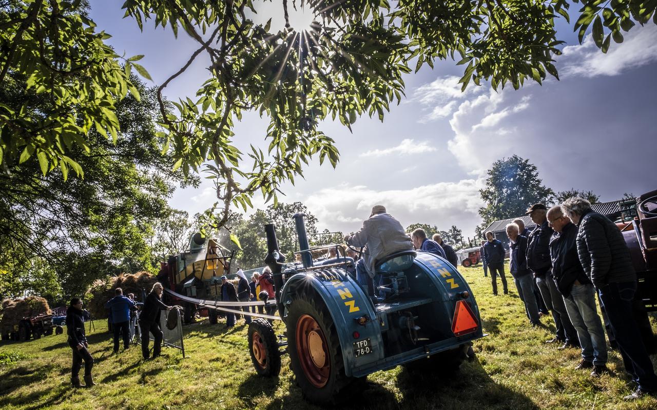 De oude dorsmachine aan het werk in Leermens De oude dorsmachine aan het werk in Leermens