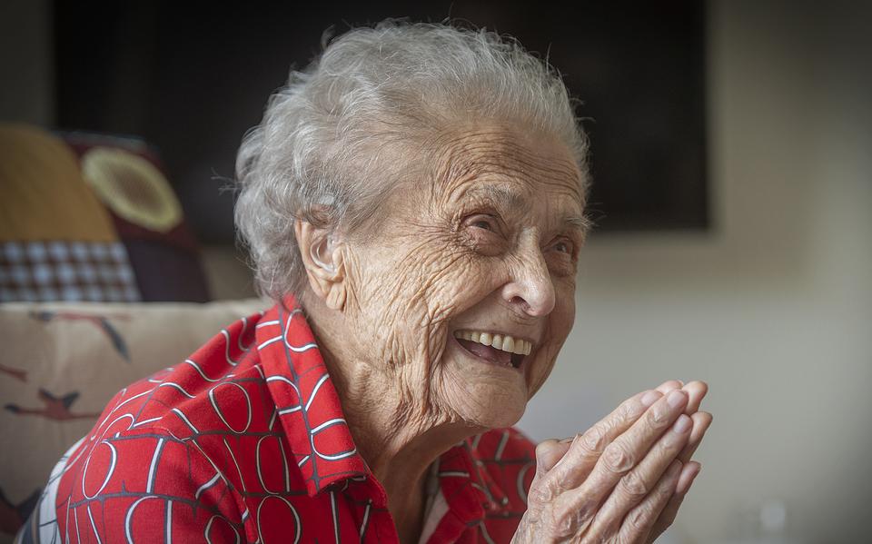 De 100-jarige mevrouw Blaak werkte in de huishouding bij dokter Boeke uit Valthermond, die tijdens de oorlog Joodse kinderen in huis nam.
