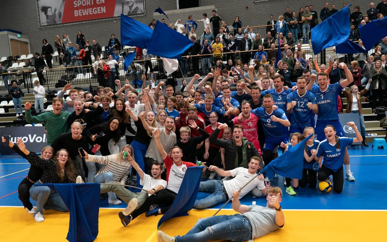 Spelers en supporters van Lycurgus vieren samen na de winst op Calcit Kamnik. Spelers en supporters van Lycurgus vieren samen na de winst op Calcit Kamnik.