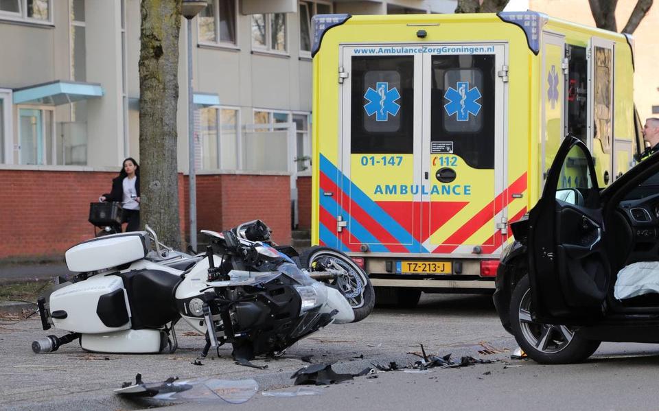 Motoragent gewond geraakt door botsing met personenauto op S.O.J. Palmelaan in Groningen, slachtoffer per ambulance naar UMCG ge