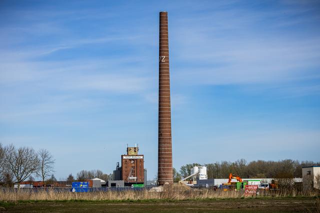 Convoi exceptionnel in Winschoten. Google wil uitbreiden en moet deze enorme schoorsteenpijp van Phi
