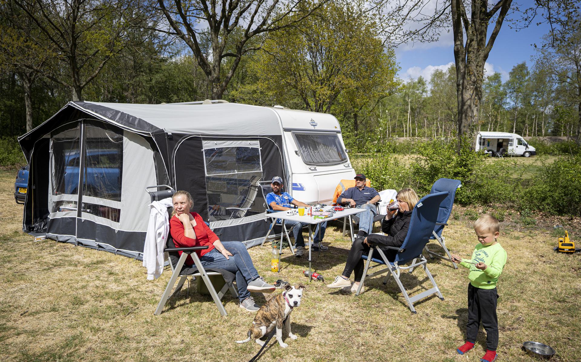 De familie Van Veen is met drie generaties een paar dagen kamperen op camping Vledders in Schipborg.