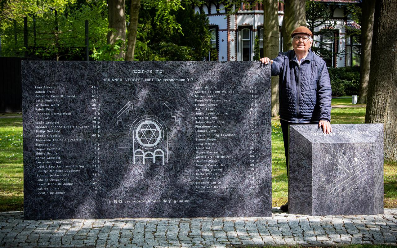 Jaap Spanninga bij het Joods monument in Ter Apel.