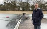 Bestuurslid Albert Schimmel van Stichting Natuurbad De Zandpol bij de door brand vernielde brug. 