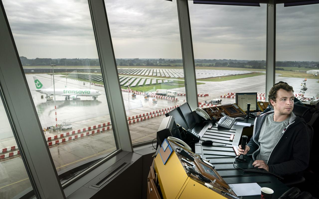 Luchtverkeersleiding vanuit de toren op Groningen Airport Eelde.