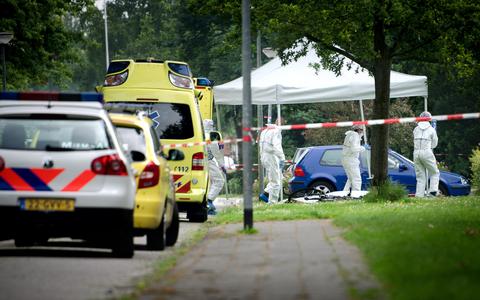 Onderzoek op 10 juli 2012, de dag dat Jan Elzinga voor het zwembad in Marum werd doodgeschoten.
