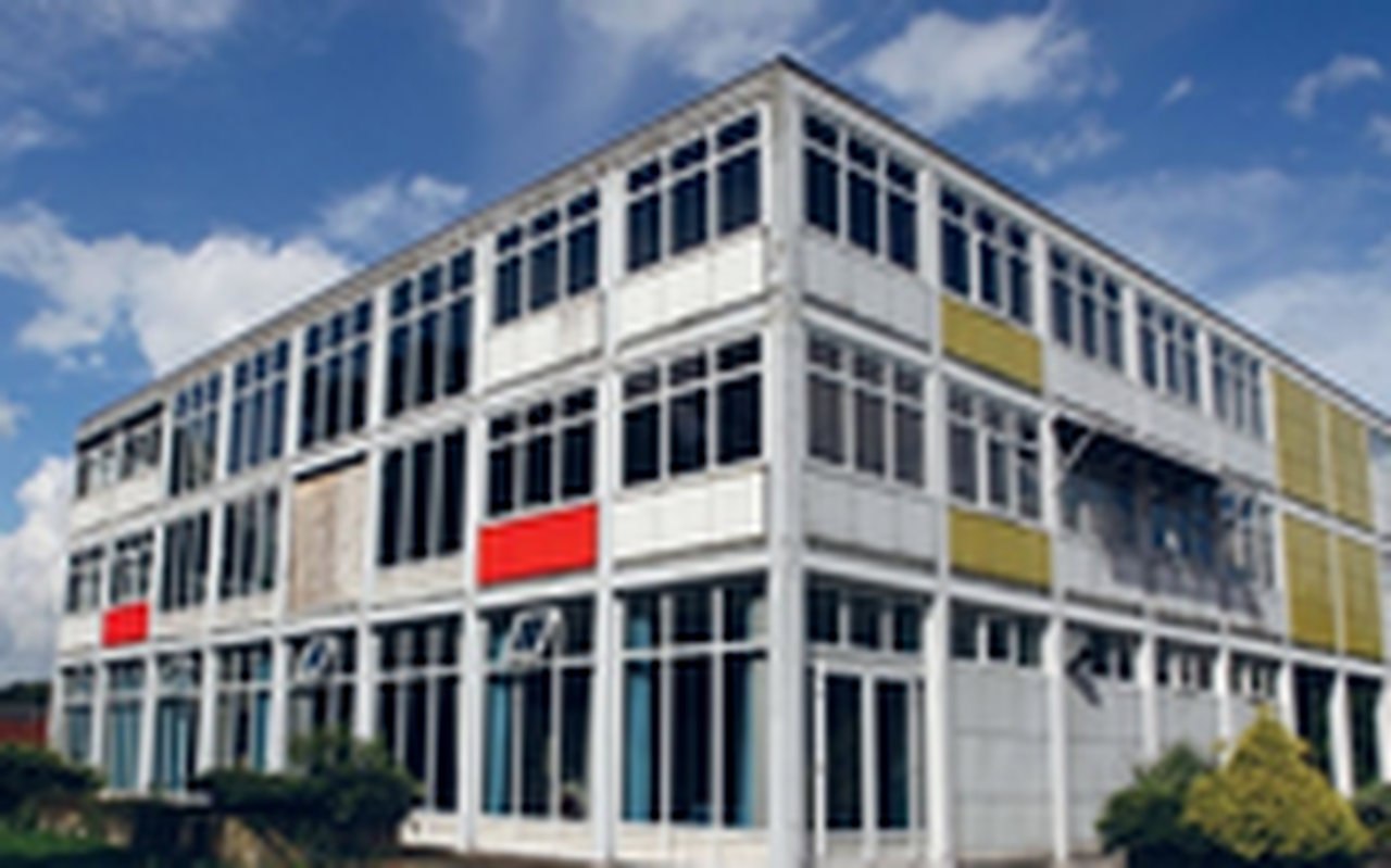 Het voormalige gebouw van de Rijksluchtvaartschool geldt als een icoon van kunststroming De Stijl. Het voormalige gebouw van de Rijksluchtvaartschool geldt als een icoon van kunststroming De Stijl.