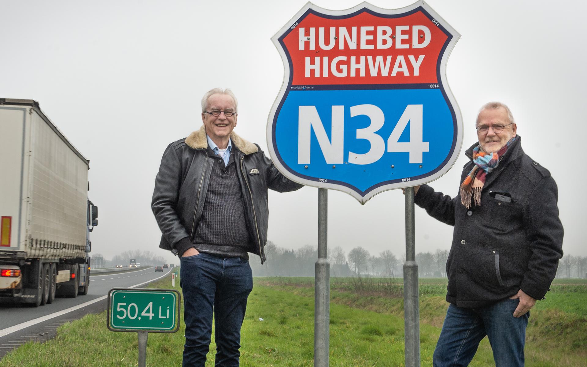 Hein Klompmaker (links) en Henk Klaver langs 'hun' Hunebed Highway nabij Dalen.  