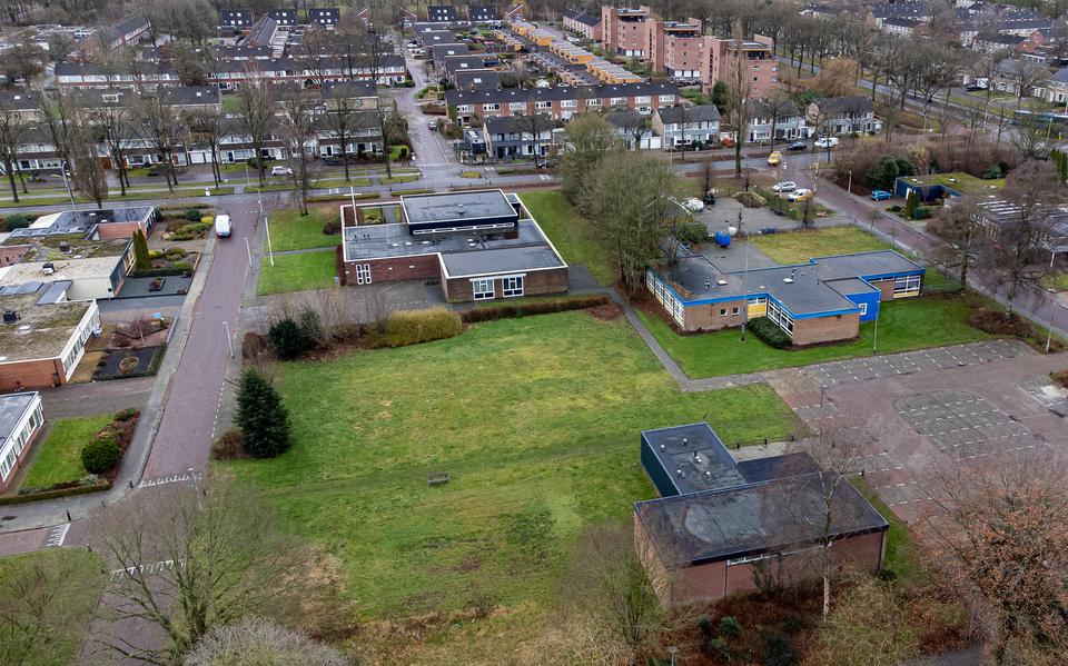 Een beeld van het terrein tussen de Brummelkant en De Wilgen in Stadskanaal. Hier moet een nieuw kindcentrum komen, omwonenden zijn daar fel op tegen. 