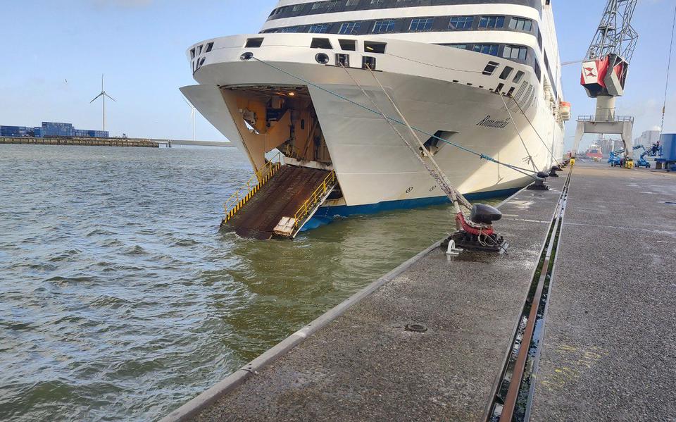 De MS Romantika nadat de veerboot was losgeslagen van de kade.