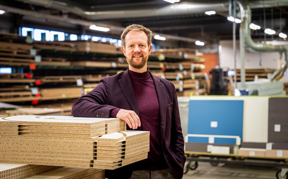 Karst Wouda, directeur van interieurfabriek Zwartwoud in Groningen, wil eigenaar blijven van zijn grondstoffen. 